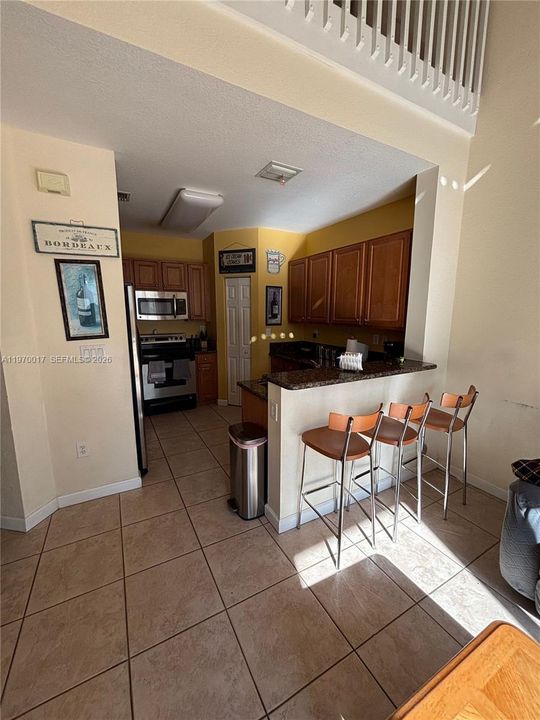 Vendido Recientemente: $735,000 (3 camas, 3 baños, 2312 Pies cuadrados)