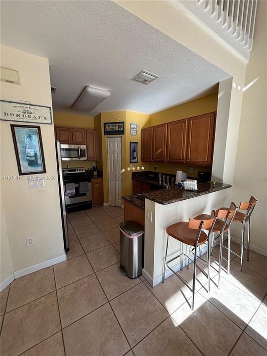 Vendido Recientemente: $735,000 (3 camas, 3 baños, 2312 Pies cuadrados)