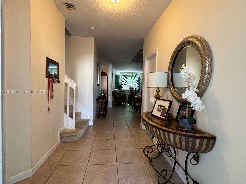 Vendido Recientemente: $735,000 (3 camas, 3 baños, 2312 Pies cuadrados)