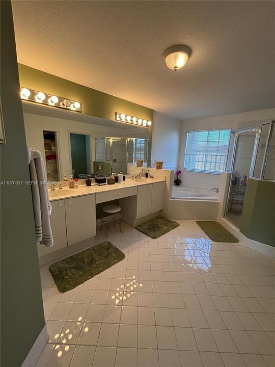 Vendido Recientemente: $735,000 (3 camas, 3 baños, 2312 Pies cuadrados)