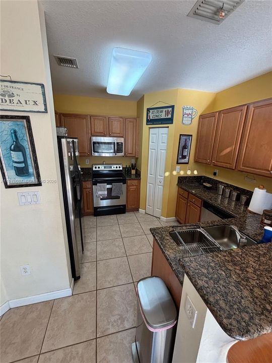 Vendido Recientemente: $735,000 (3 camas, 3 baños, 2312 Pies cuadrados)