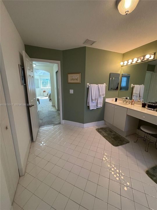Vendido Recientemente: $735,000 (3 camas, 3 baños, 2312 Pies cuadrados)