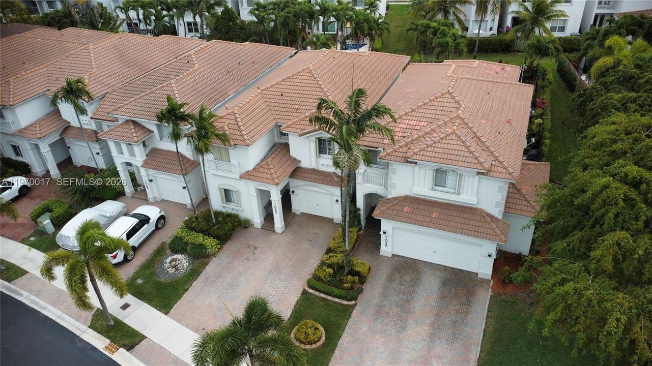 Vendido Recientemente: $735,000 (3 camas, 3 baños, 2312 Pies cuadrados)