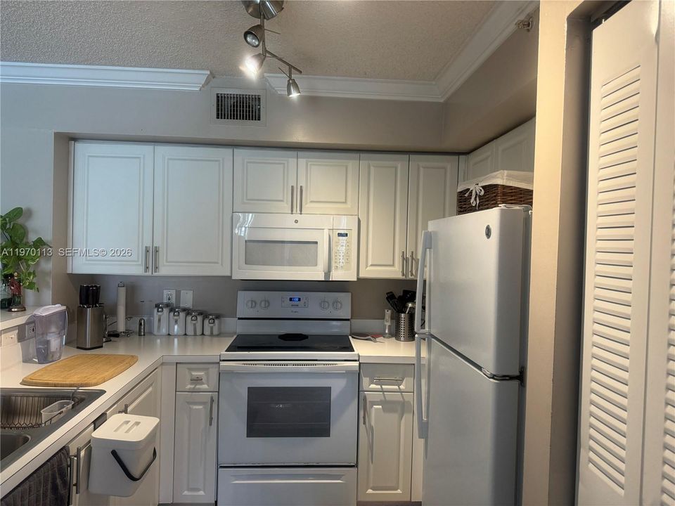 En Venta: $305,000 (2 camas, 2 baños, 966 Pies cuadrados)