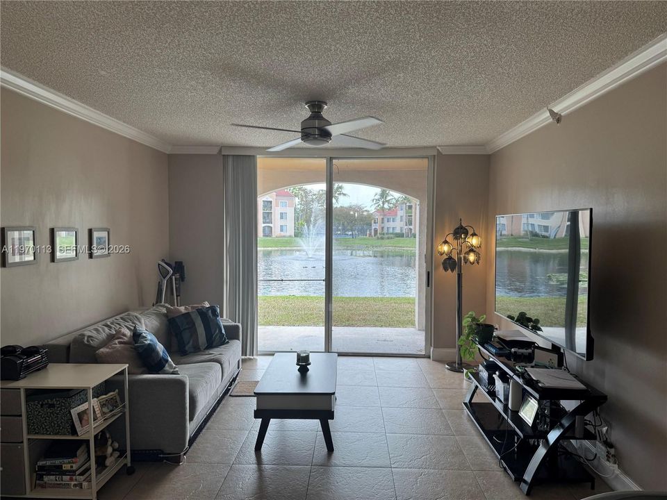 En Venta: $305,000 (2 camas, 2 baños, 966 Pies cuadrados)