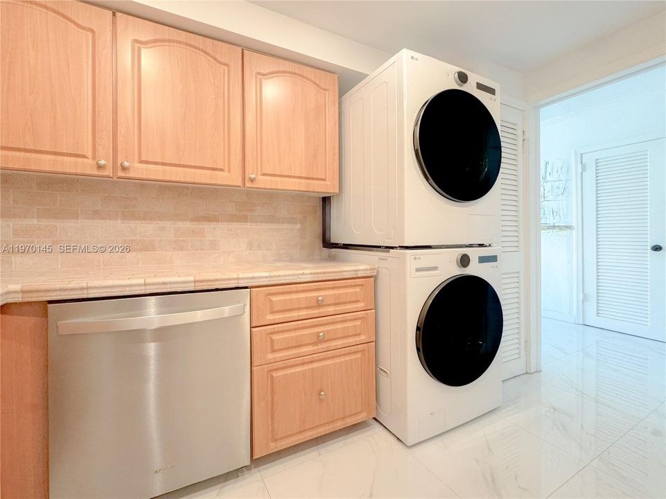 For Sale: $785,000 (2 beds, 2 baths, 1090 Square Feet)