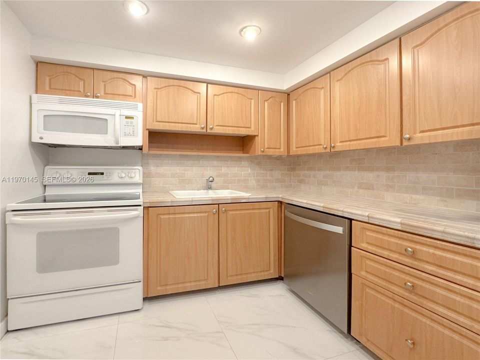 For Sale: $785,000 (2 beds, 2 baths, 1090 Square Feet)