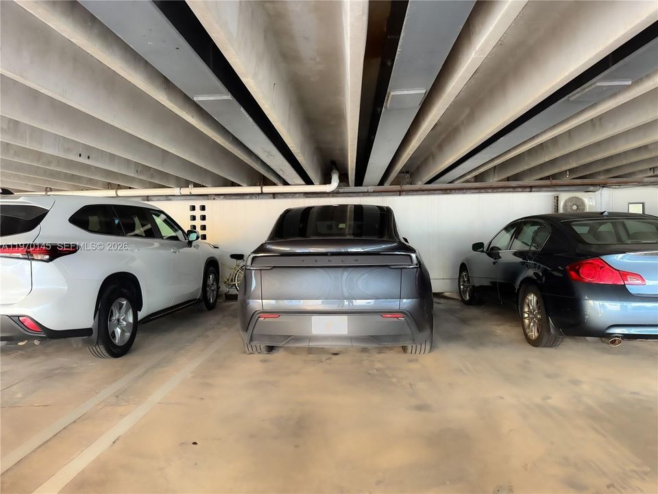 For Sale: $785,000 (2 beds, 2 baths, 1090 Square Feet)