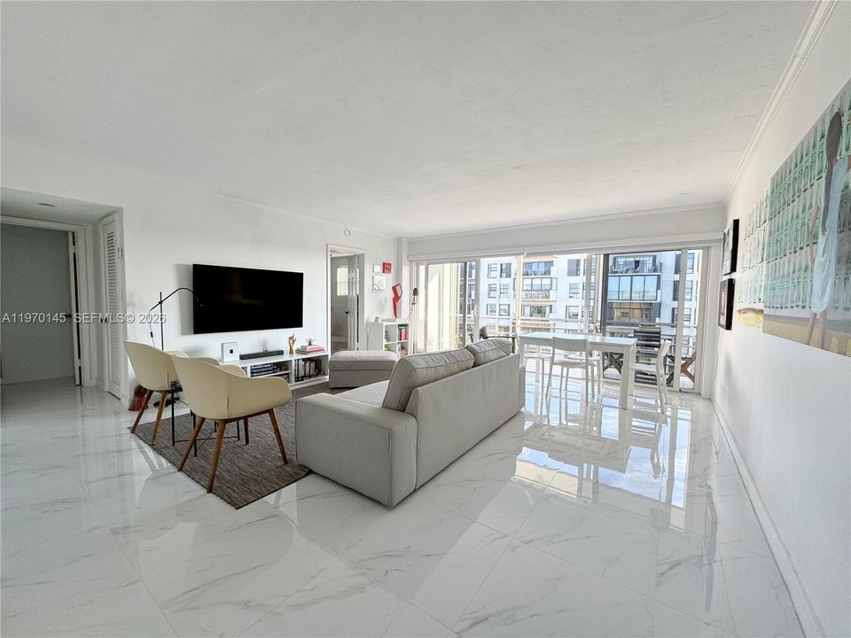 For Sale: $785,000 (2 beds, 2 baths, 1090 Square Feet)