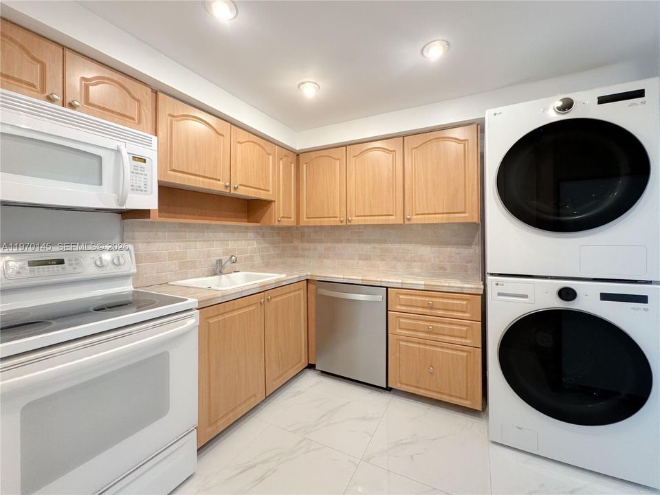 For Sale: $785,000 (2 beds, 2 baths, 1090 Square Feet)