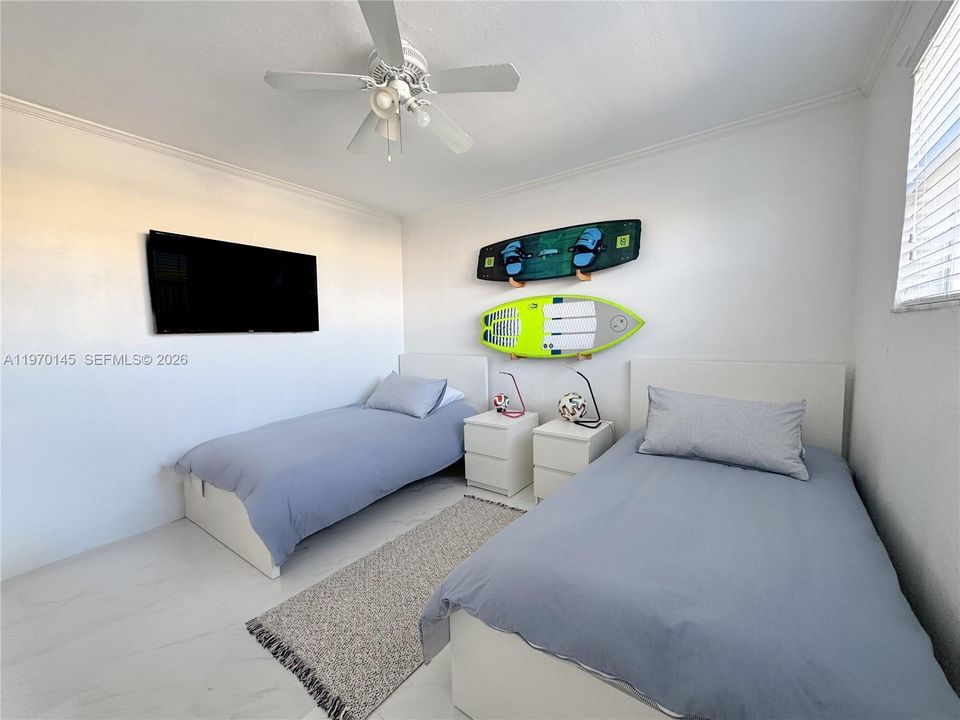 For Sale: $785,000 (2 beds, 2 baths, 1090 Square Feet)