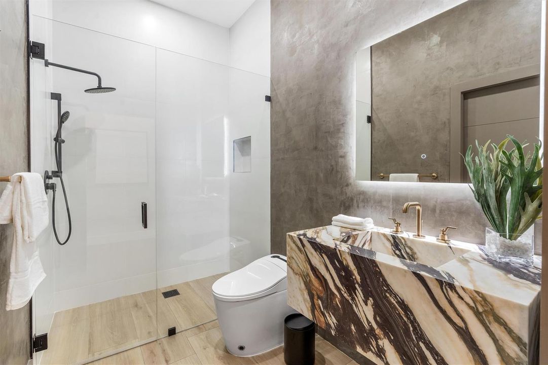 Bath 4 En-Suite/Powder Bath