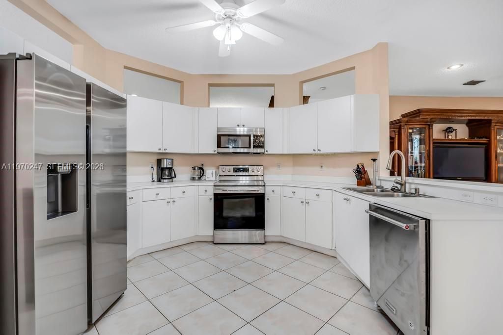На продажу: $799,999 (4 спален, 2 ванн, 2576 Квадратных фут)