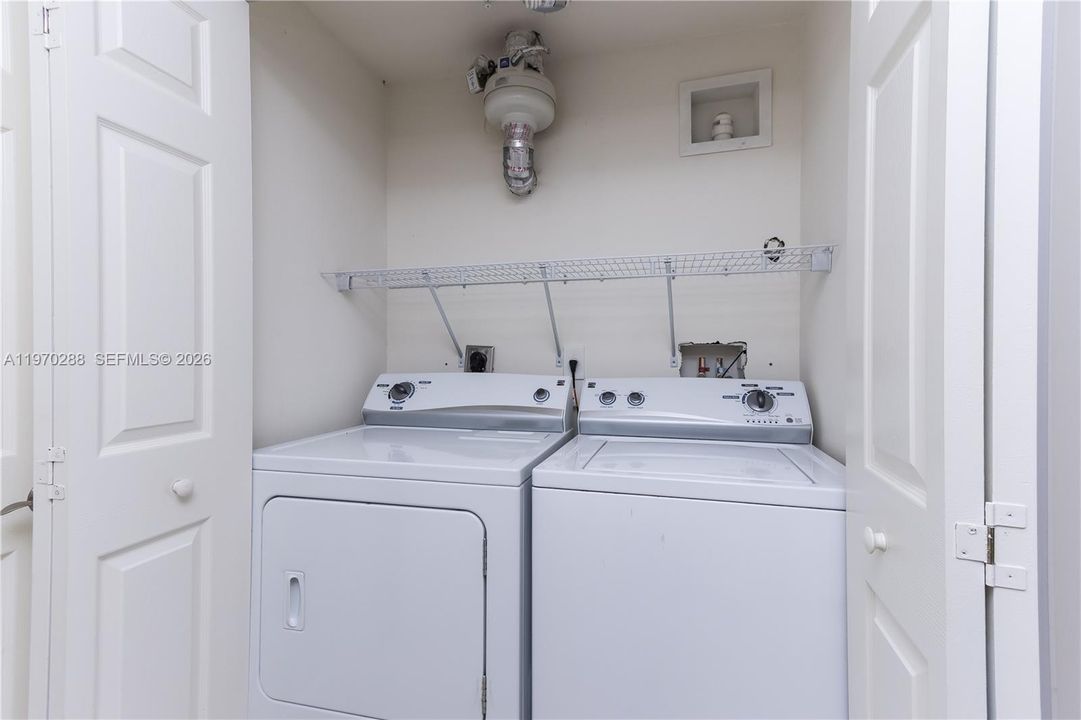 Activo con contrato: $4,999 (3 camas, 3 baños, 2346 Pies cuadrados)