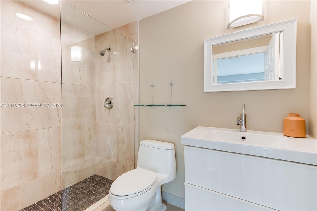 Activo con contrato: $4,999 (3 camas, 3 baños, 2346 Pies cuadrados)