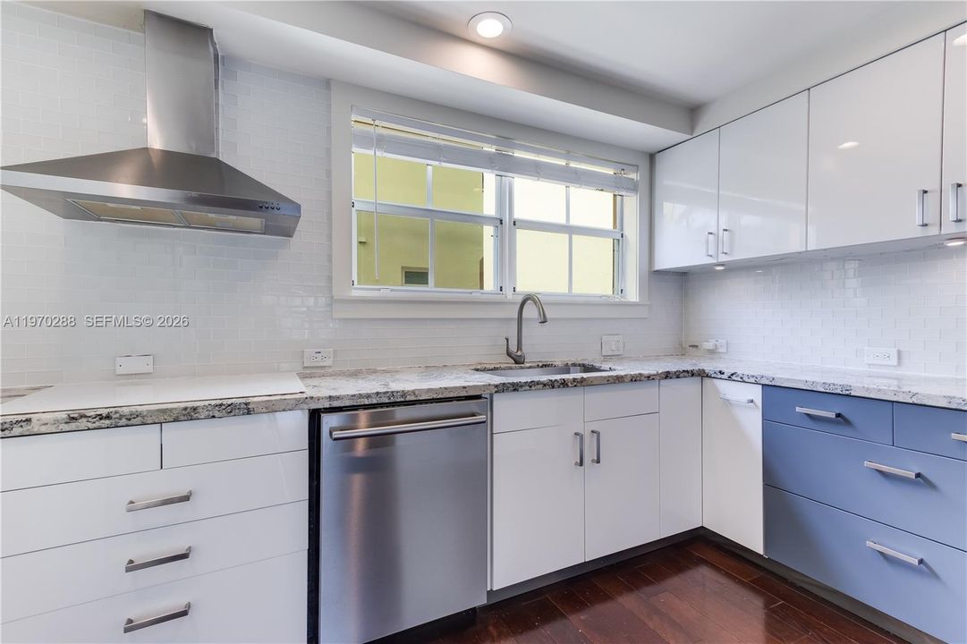 Activo con contrato: $4,999 (3 camas, 3 baños, 2346 Pies cuadrados)