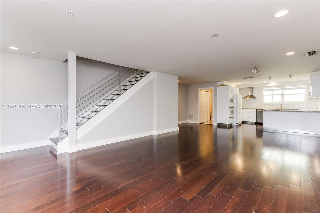 Activo con contrato: $4,999 (3 camas, 3 baños, 2346 Pies cuadrados)