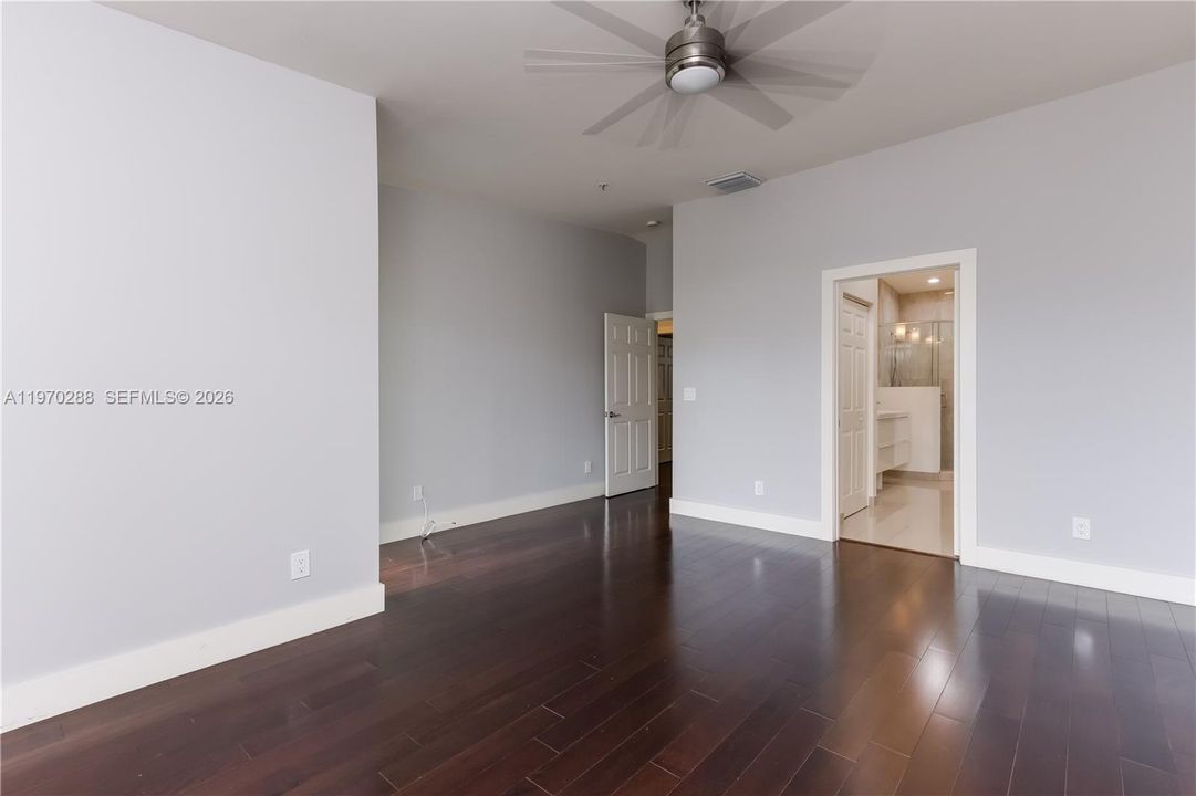Activo con contrato: $4,999 (3 camas, 3 baños, 2346 Pies cuadrados)