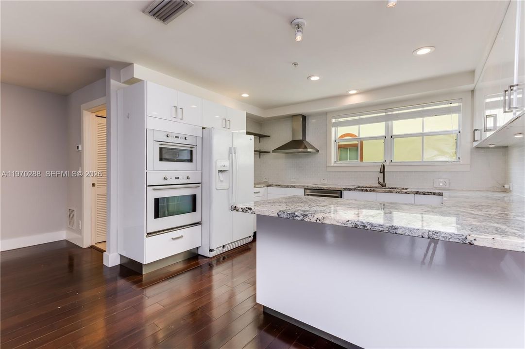 Activo con contrato: $4,999 (3 camas, 3 baños, 2346 Pies cuadrados)