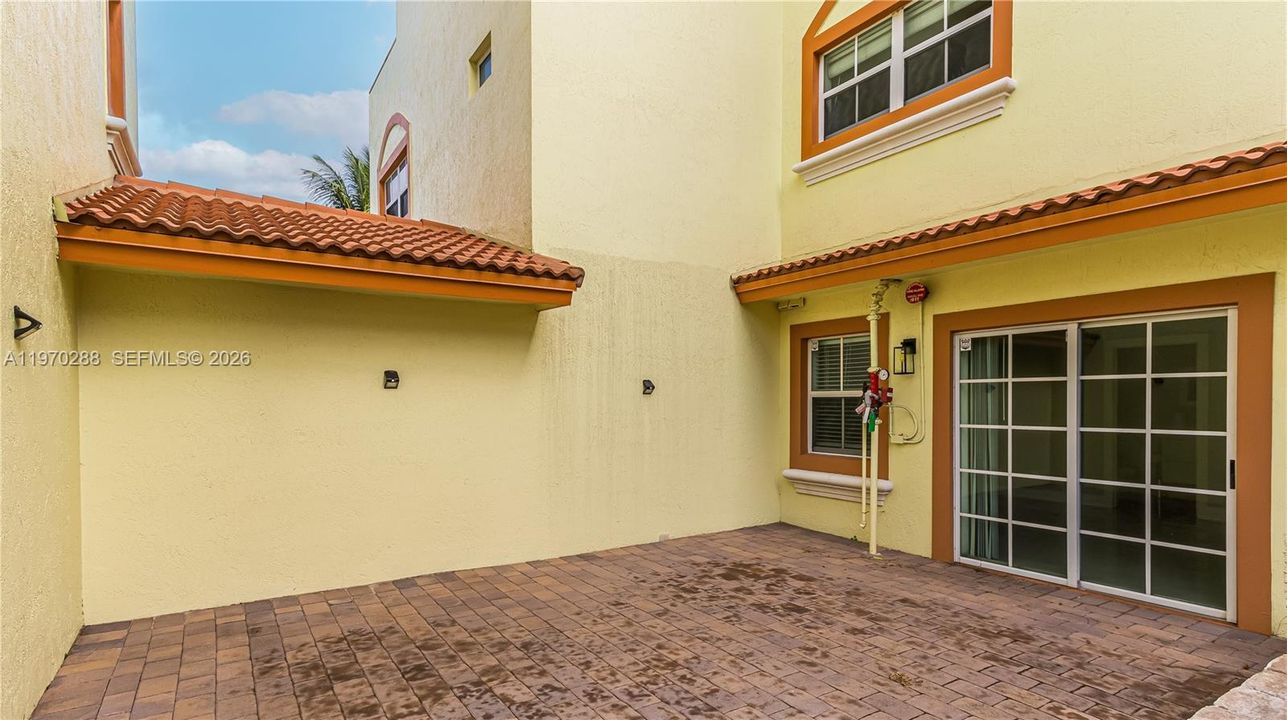 Activo con contrato: $4,999 (3 camas, 3 baños, 2346 Pies cuadrados)