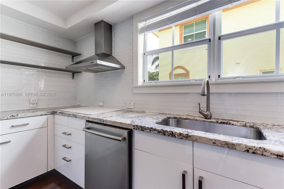Activo con contrato: $4,999 (3 camas, 3 baños, 2346 Pies cuadrados)