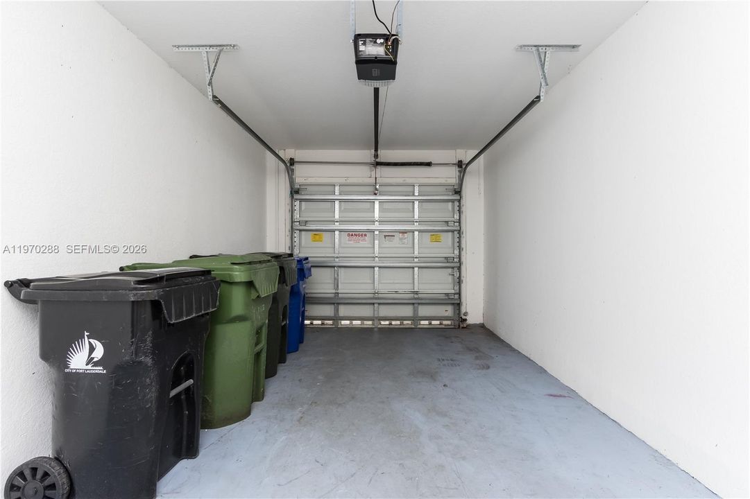 Activo con contrato: $4,999 (3 camas, 3 baños, 2346 Pies cuadrados)