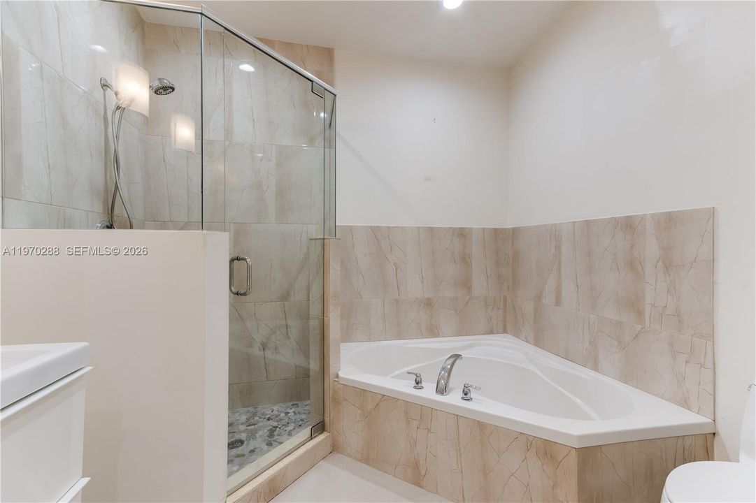 Activo con contrato: $4,999 (3 camas, 3 baños, 2346 Pies cuadrados)