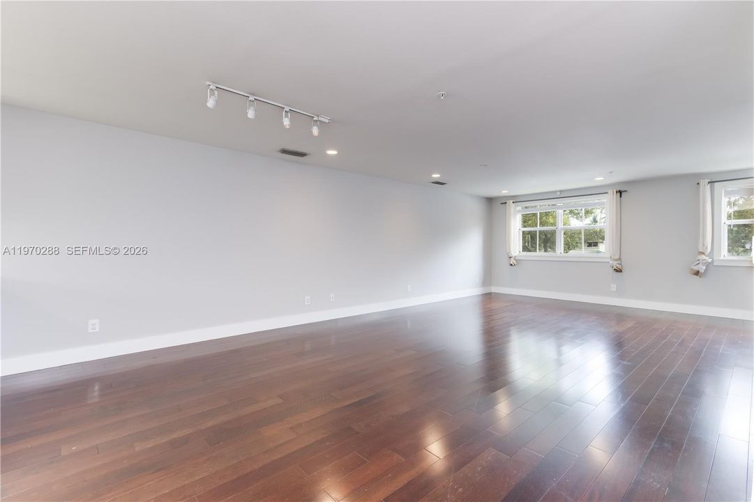 Activo con contrato: $4,999 (3 camas, 3 baños, 2346 Pies cuadrados)