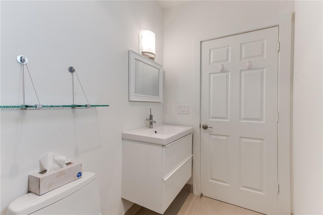Activo con contrato: $4,999 (3 camas, 3 baños, 2346 Pies cuadrados)
