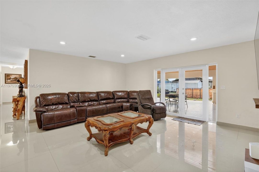 For Sale: $1,390,000 (4 beds, 3 baths, 2474 Square Feet)