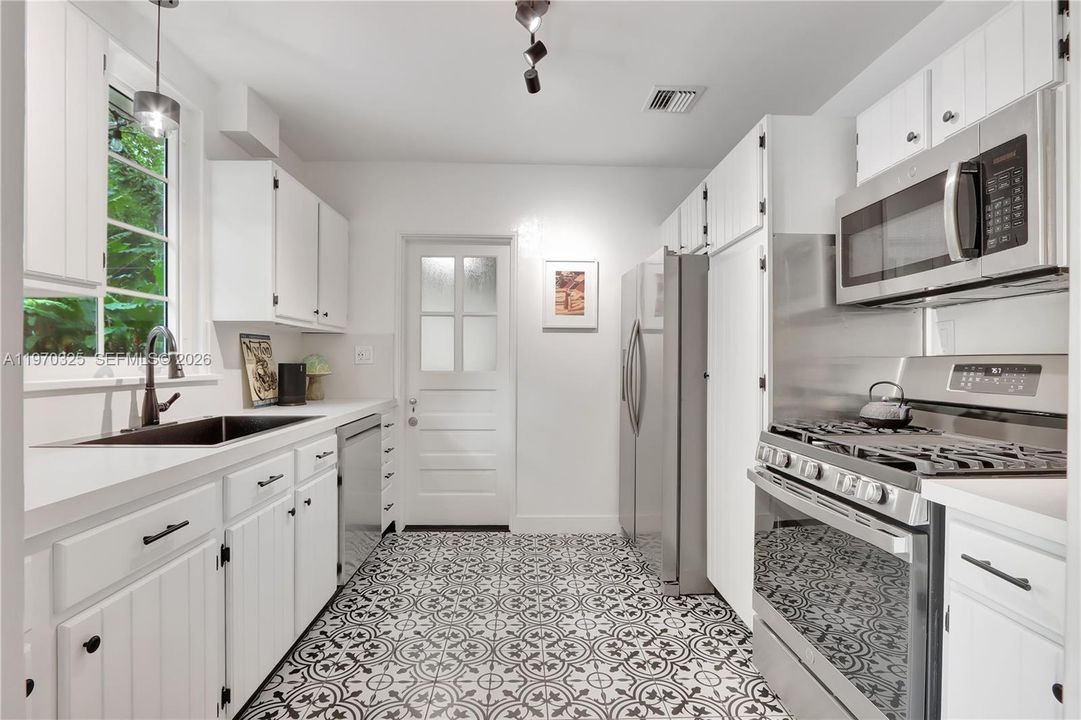 For Sale: $1,725,000 (4 beds, 3 baths, 1756 Square Feet)