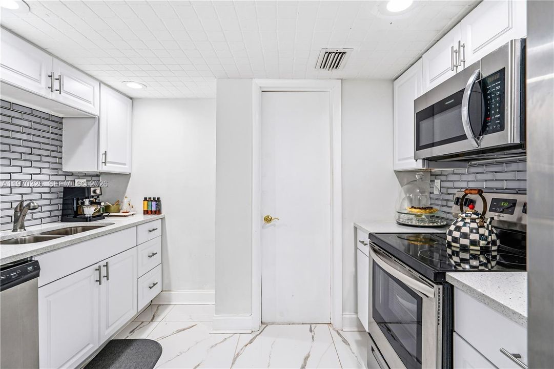 For Sale: $1,200,000 (3 beds, 2 baths, 2783 Square Feet)