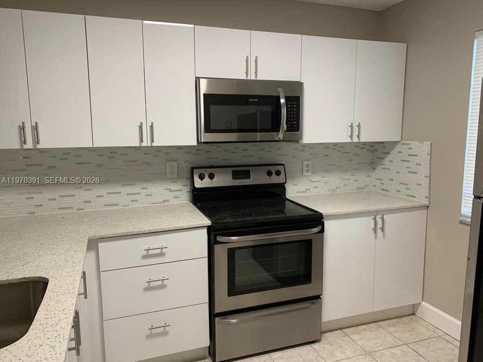 На продажу: $235,000 (2 спален, 2 ванн, 832 Квадратных фут)