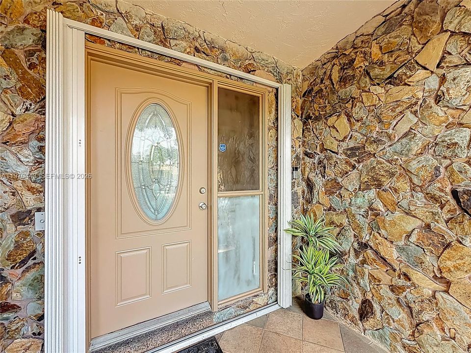 Activo con contrato: $625,000 (3 camas, 2 baños, 2015 Pies cuadrados)