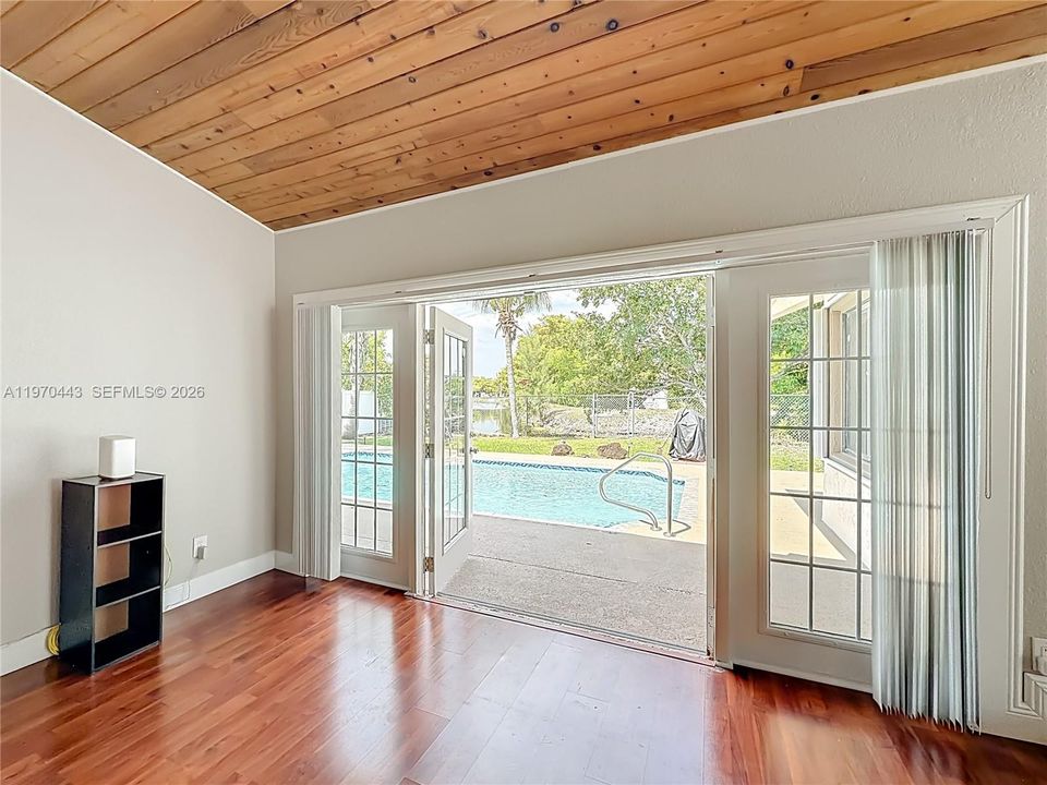 Activo con contrato: $625,000 (3 camas, 2 baños, 2015 Pies cuadrados)