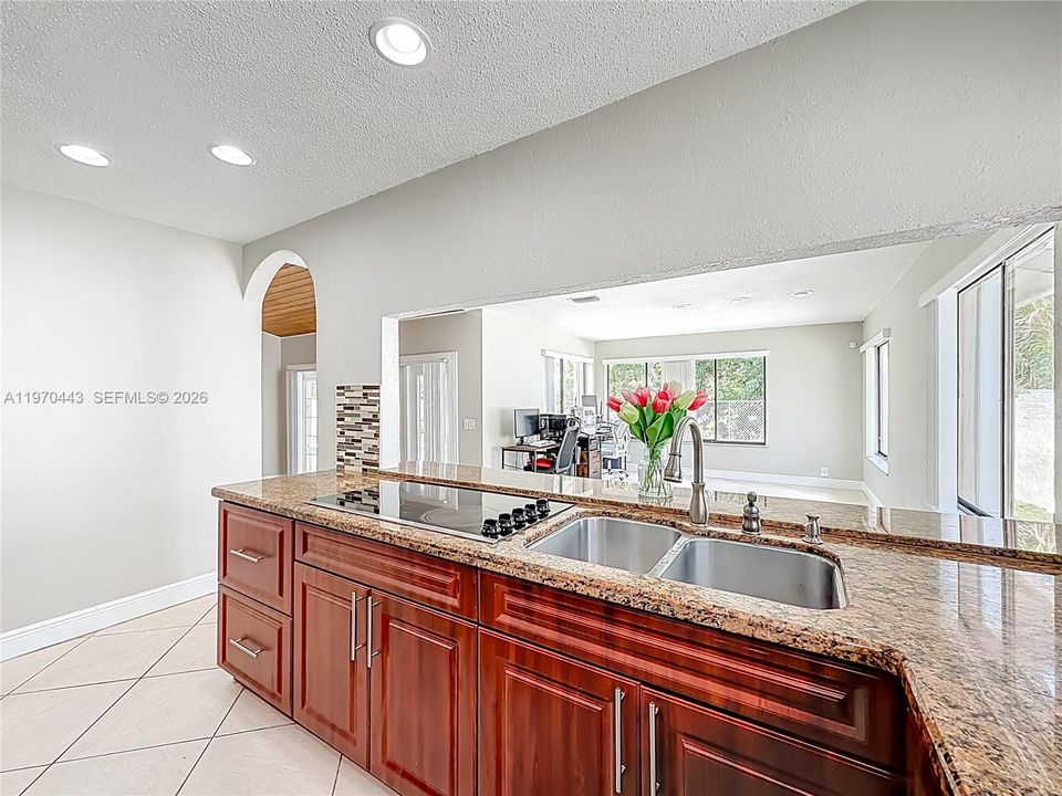 Activo con contrato: $625,000 (3 camas, 2 baños, 2015 Pies cuadrados)