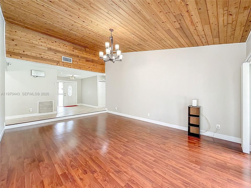 Activo con contrato: $625,000 (3 camas, 2 baños, 2015 Pies cuadrados)