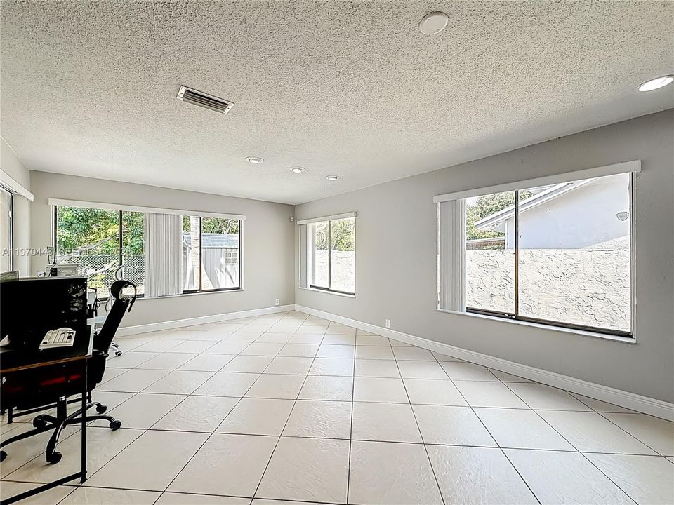 Activo con contrato: $625,000 (3 camas, 2 baños, 2015 Pies cuadrados)