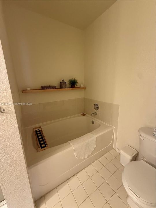 На продажу: $294,900 (2 спален, 2 ванн, 1143 Квадратных фут)