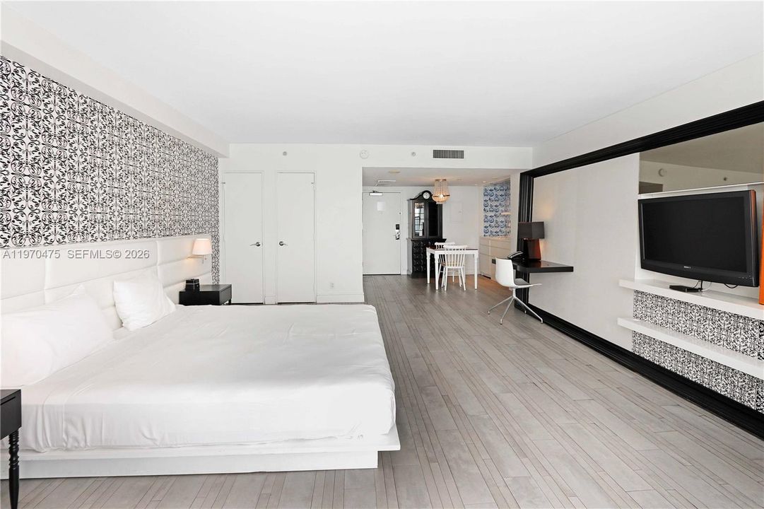 For Sale: $400,000 (0 beds, 1 baths, 493 Square Feet)