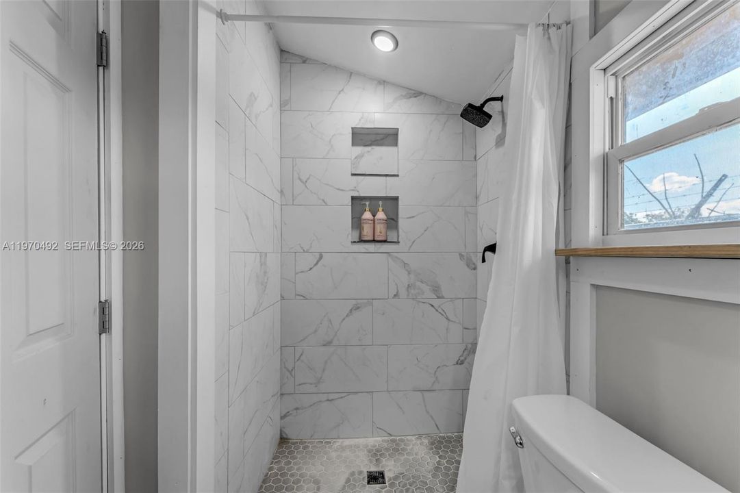 Full bathroom in Guest cottage