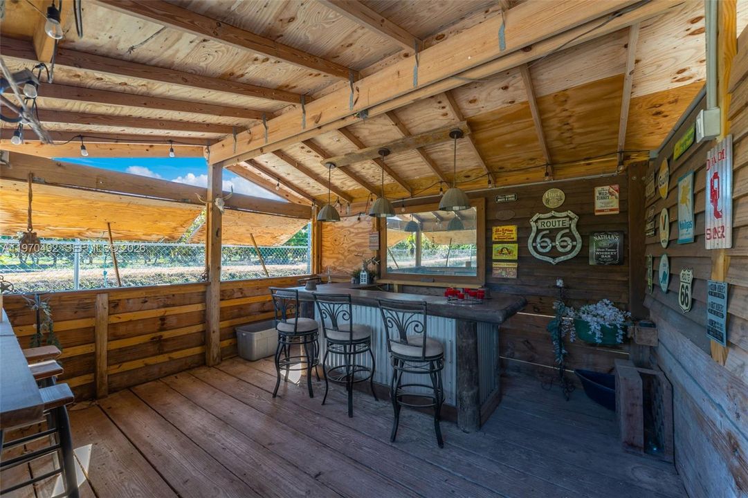 Saloon overlooking canal. JUST LIKE SLOPPY JOES....Has a Wet bar & custom lighting.
