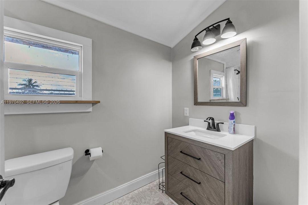 Full bathroom in Guest cottage