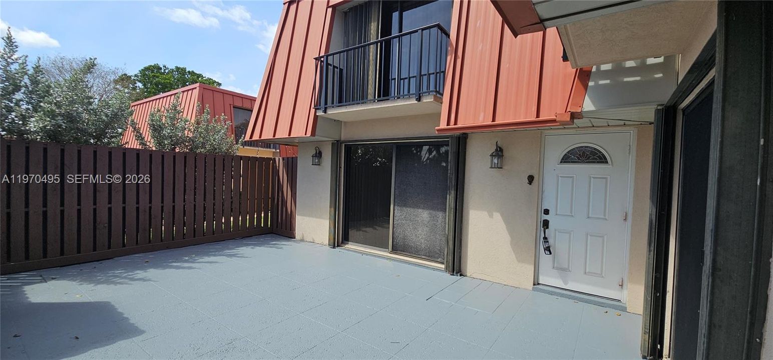 Active With Contract: $2,700 (2 beds, 2 baths, 1184 Square Feet)