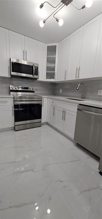 Active With Contract: $2,700 (2 beds, 2 baths, 1184 Square Feet)