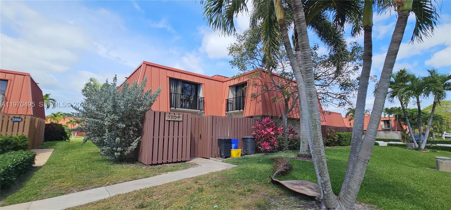 Active With Contract: $2,700 (2 beds, 2 baths, 1184 Square Feet)