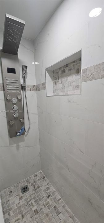 Active With Contract: $2,700 (2 beds, 2 baths, 1184 Square Feet)