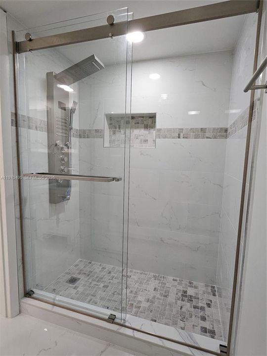 Active With Contract: $2,700 (2 beds, 2 baths, 1184 Square Feet)
