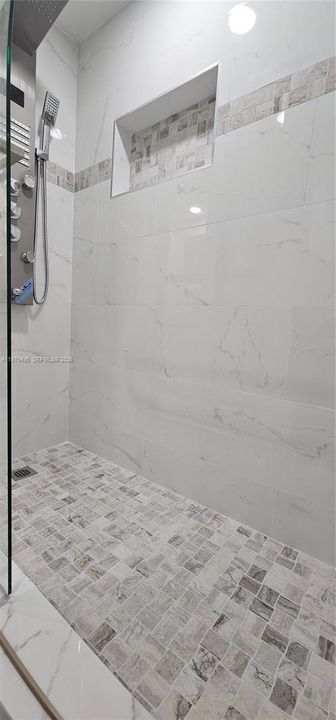 Active With Contract: $2,700 (2 beds, 2 baths, 1184 Square Feet)