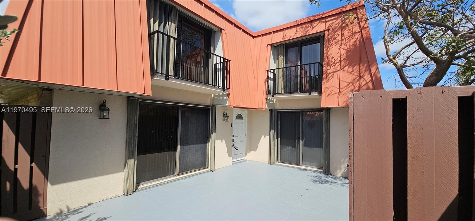 Active With Contract: $2,700 (2 beds, 2 baths, 1184 Square Feet)